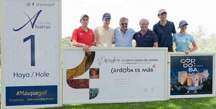 Miguel Ángel Torrico y José Carlos Gómez juntos a las jóvenes promesas del golf cordobés.