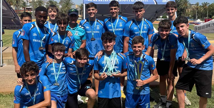 Integrantes del Trotasierra en el Andaluz de Clubes sub16.