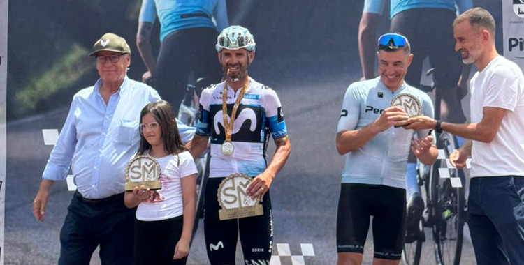 Alejandro Valverde inaugura el palmarés de la Gran Fondo Sierra Morena.