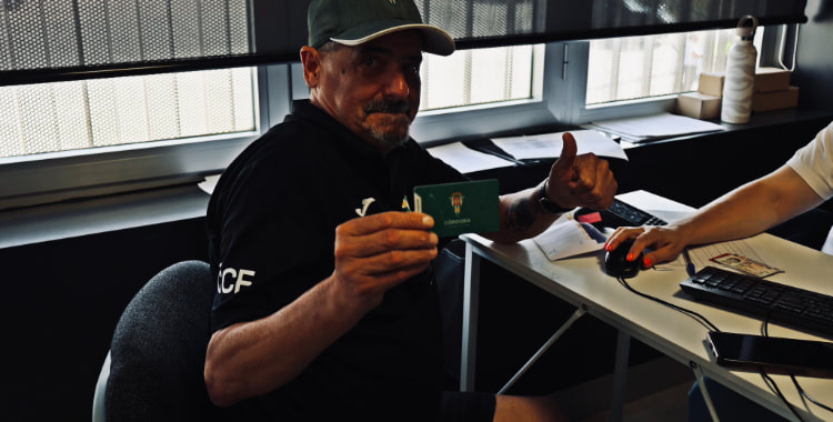 Un cordobesista mostrando su carné de abonado para la temporada 2025-26. Foto: CCF