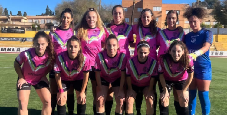 Alba Sánchez, a la izquierda, en formación con sus compañeras de La Rambla