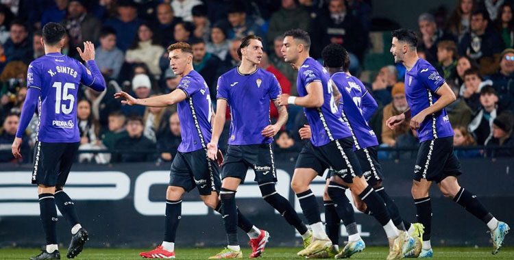Alberto del Moral celebrando con sus compañeros el empate a un gol en Castellón, el día que debutó de nuevo como cordobesista. Foto: LaLiga Hypermotion