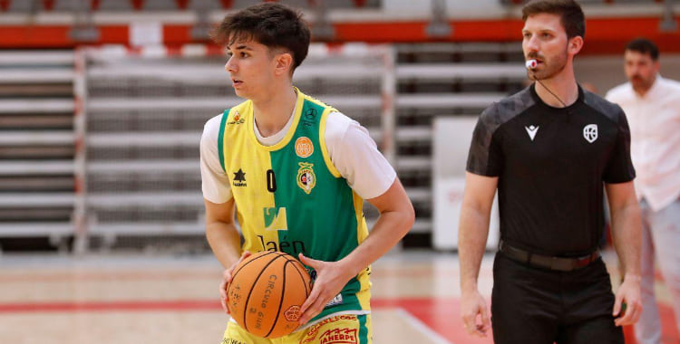 Alejandro Orozco en acción durante un partido con el Jaén Paraíso Interior FS de baloncesto