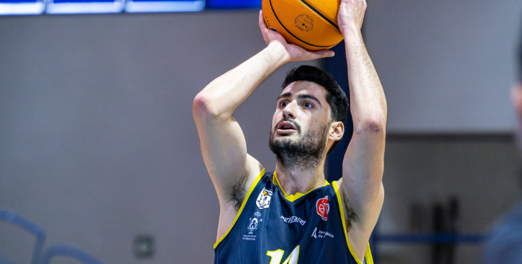 Alejandro Rodríguez en pleno tiro libre.