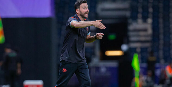 Alfonso Mesa dando órdenes desde su área técnica