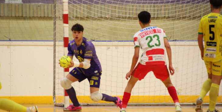 Álvaro Pérez en acción en la portería