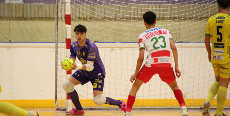 Álvaro Pérez en acción en la portería