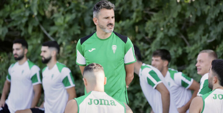 Iván Ania junto a sus pupilos en una de las primeras sesiones de trabajo. Foto: CCF