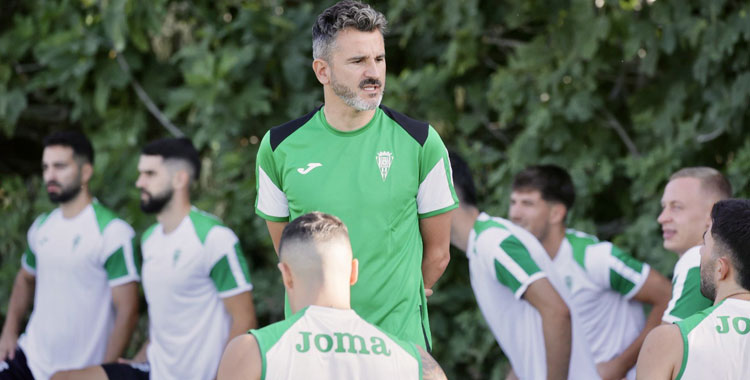 Iván Ania junto a sus pupilos en una de las primeras sesiones de trabajo. Foto: CCF