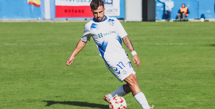 Airam Guzmán 'Cacho' con la elástica del Tenerife B