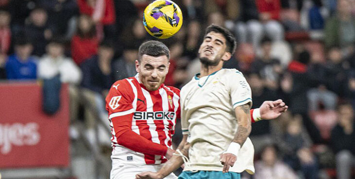 Calderón en un salto con un rival en el Sporting-Córdoba de la pasada temporada. Foto: LaLiga Hypermotion