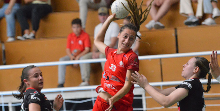Camila Bonazzola con la elástica granate. Foto: Rafa Barroso / CBM