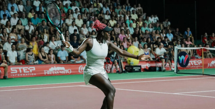 La estadounidense Clervie Ngounoue armando su drive con la grada principal de la pista central repleta.