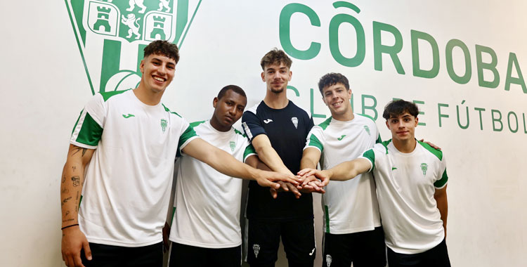 Hugo Martínez, Marcelo, que sube del juvenil, Damián Quintana, Álex Ramírez, otro que promociona, y Viti Álvarez posan en el primer día de trabajo del Córdoba B. Foto: CCF