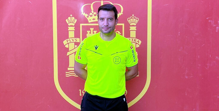 Corredor Corredor posando delante de un escudo de la selección española. Foto: @RFAFCordoba