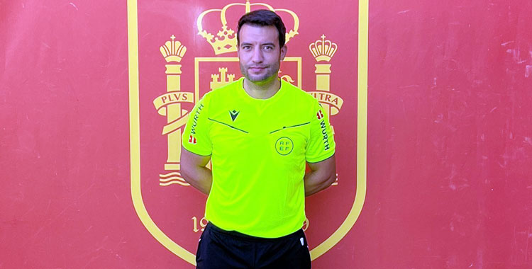 Corredor Corredor posando delante de un escudo de la selección española. Foto: @RFAFCordoba