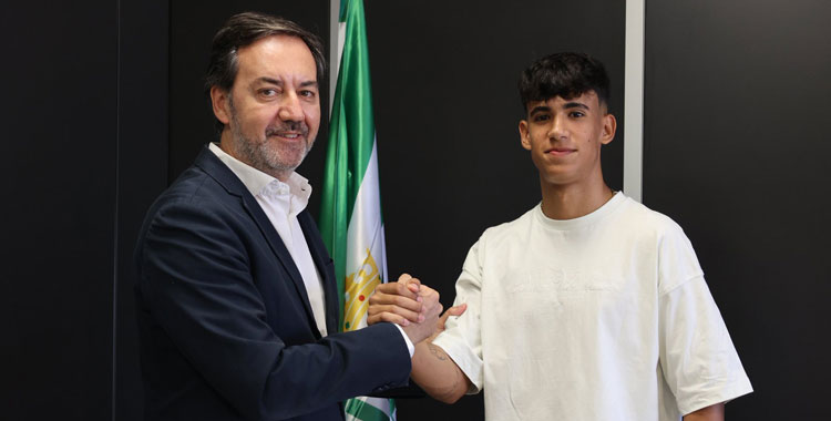 Dani Albuera estrechando la mano de Antonio Fernández Monterrubio. Foto: CCF