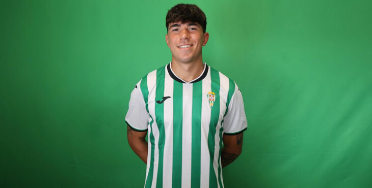 Dani González posa ya con su nueva elástica blanquiverde. Foto: CCF