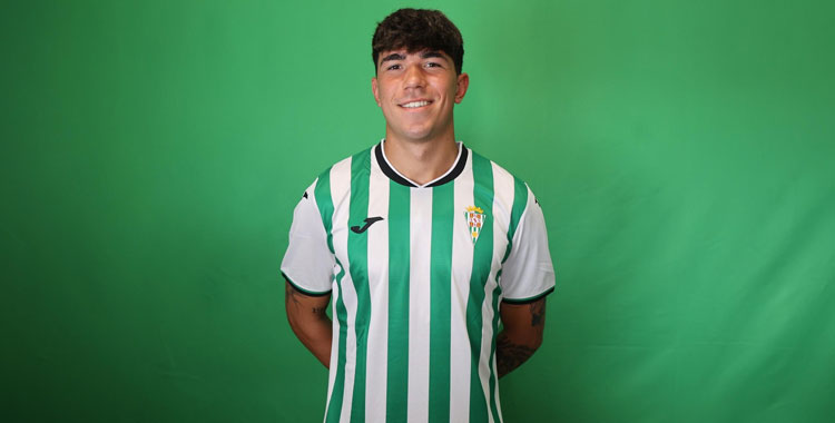 Dani González posa ya con su nueva elástica blanquiverde. Foto: CCF