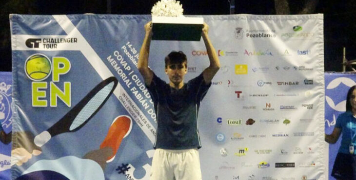 Daniel Mérida levantando el trofeo en Pozoblanco. Foto: www.tenispozoblanco.com