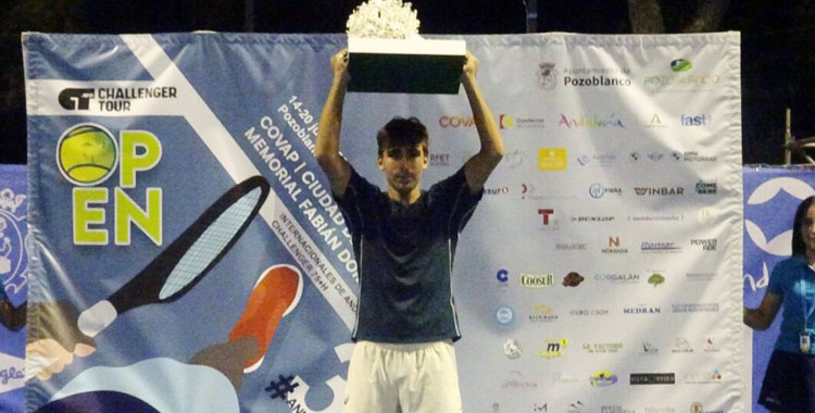 Daniel Mérida levantando el trofeo en Pozoblanco. Foto: www.tenispozoblanco.com