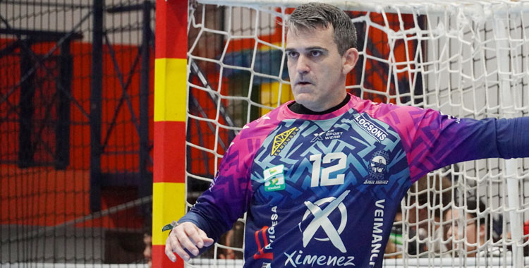 Se queda entre las maderas del Ángel Ximénez el portero más veterano de la liga. Foto: Club Balonmano Ángel Ximénez Puente Genil