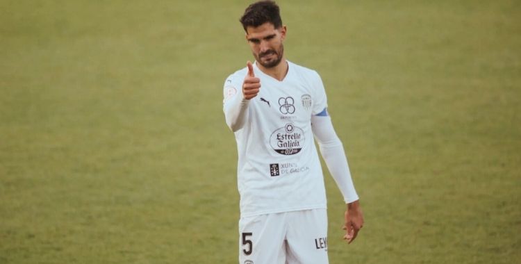 Bernardo Cruz con la camiseta del CD Lugo durante un partido de Primera Federación.