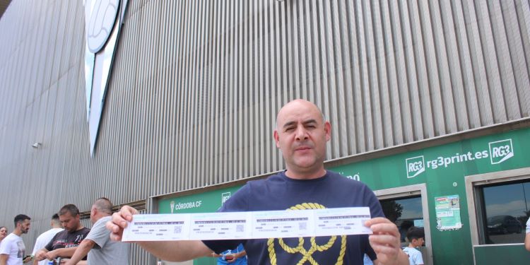 Un aficionado mostrando sus cuatro entradas para presenciar el Córdoba vs Betis.