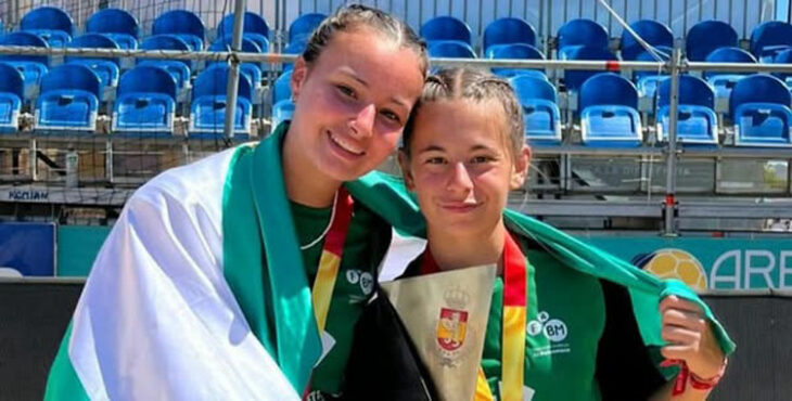 Elena Esgleas, a la izquierda, tras ser campeona de España de balonmano playa con Andalucía en 2024. Foto: Algeciras al minuto