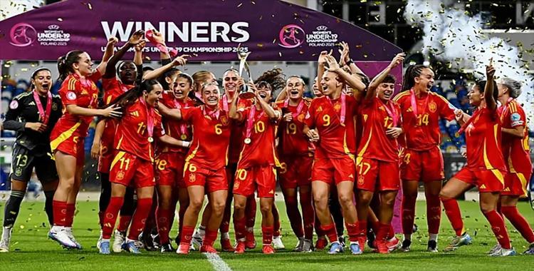 Alba Cerrato, con el 19, en la celebración del Campeonato Europeo Sub19. Foto: UEFA
