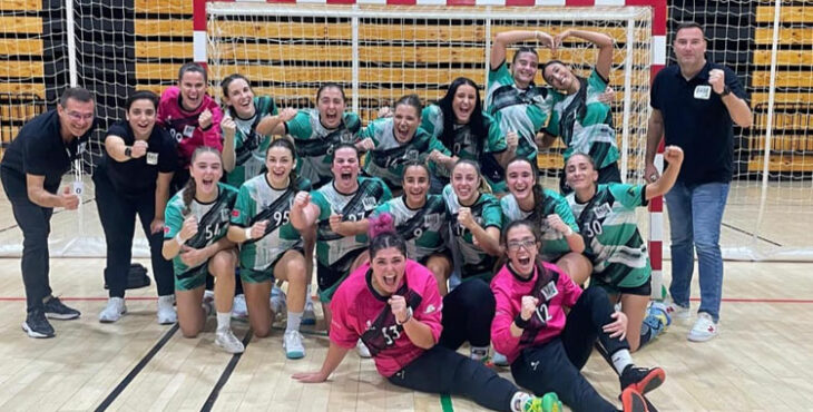 Esther Cardador, a la derecha con el dorsal 30, celebrando una victoria con su anterior equipo. Foto: Madrid Base Villaverde