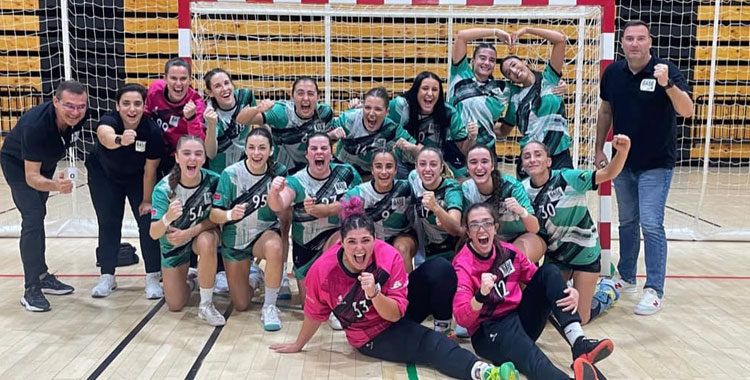 Esther Cardador, a la derecha con el dorsal 30, celebrando una victoria con su anterior equipo. Foto: Madrid Base Villaverde