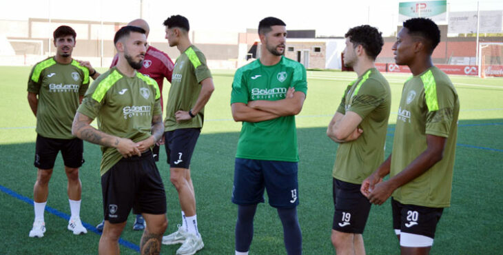 Algunos de los fichajes del equipo en su primera toma de contacto. Foto: Tino Navas / Salerm Puente Genil