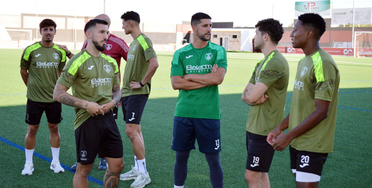 Algunos de los fichajes del equipo en su primera toma de contacto. Foto: Tino Navas / Salerm Puente Genil