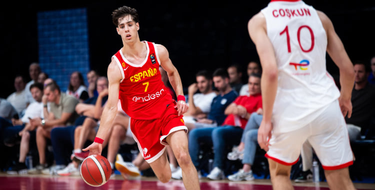 Guille del Pino en una jugada durante el partido de cuartos de final contra Turquía en el Eurobasket Sub-18 2025. Foto: FIBA Basketball