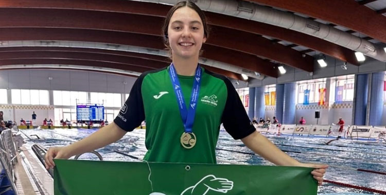 Helena Castillo tras uno de sus éxitos de esta temporada. Foto: Club Natación Córdoba