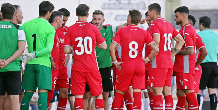 Iván Ania da instrucciones a sus jugadores en un corrillo en Pozoblanco, Foto: CCF