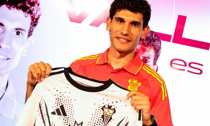 Jesús Vallejo posando como nuevo jugador del Albacete. Foto: Albacete Balompié