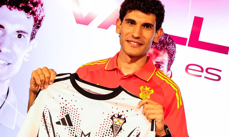 Jesús Vallejo posando como nuevo jugador del Albacete. Foto: Albacete Balompié