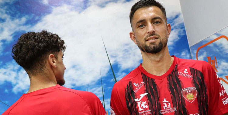 Jose Antonio González hace unas semanas posando con la nueva equipación del Salerm Puente Genil. Foto: @salermpg