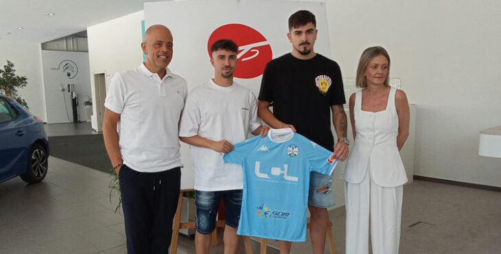 José Serrano, ya presentado junto a Ale Benítez en el conjunto celeste. Foto: Ciudad de Lucena