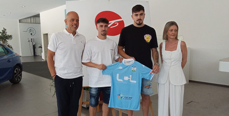 José Serrano, ya presentado junto a Ale Benítez en el conjunto celeste. Foto: Ciudad de Lucena