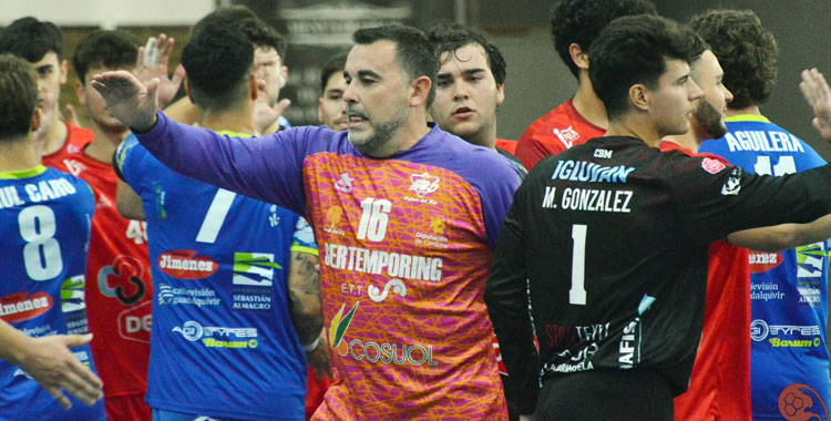 Juan Rodríguez, en el centro, antes de un partido contra el Cajasur el pasado curso. Foto: Rafa Barroso / CBM