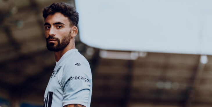 Juande con su nueva camiseta posando en su estadio polaco. Foto: @PiastGliwiceSA