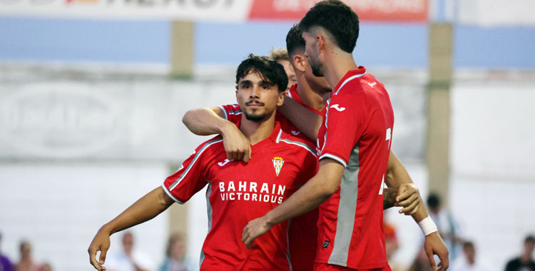 Kevin Medina celebrando su primer gol con el Córdoba felicitado por Theo Zidane.