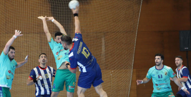 Un lance de uno de los últimos partidos lasalianos la pasada campaña. Foto: La Salle Balonmano