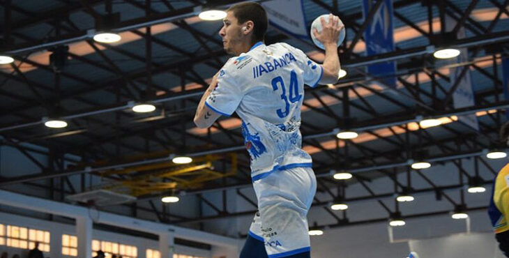 Mario Dorado volando para anotar en una etapa pasada en España. Foto: Club Balonmano Ángel Ximénez Puente Genil