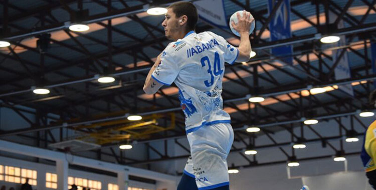 Mario Dorado volando para anotar en una etapa pasada en España. Foto: Club Balonmano Ángel Ximénez Puente Genil