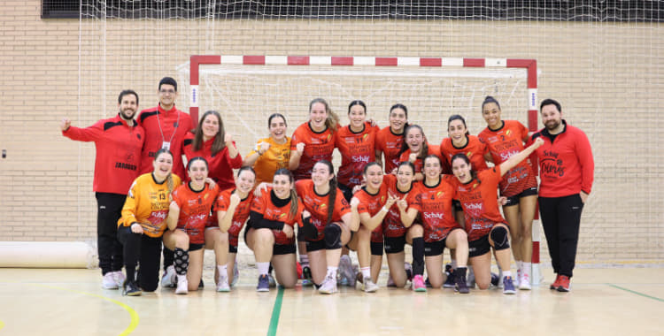 Mario Ortiz junto a sus jugadoras. Foto Schär Colores Zaragoza