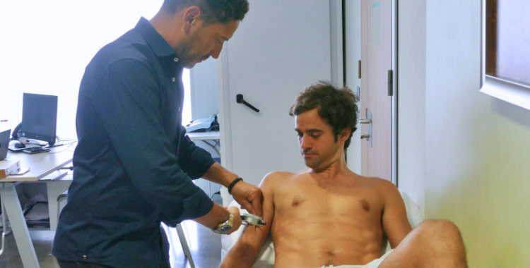 Pablo del Moral, que aún camina con muletas por su operación, en San Juan de Dios. Foto: Córdoba Futsal